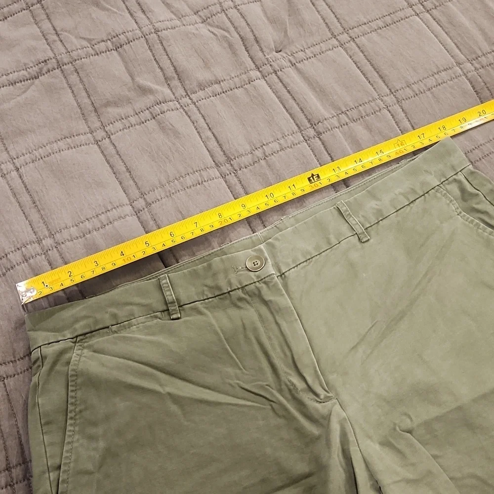 GAP Women's Army Green Shorts Size 10!